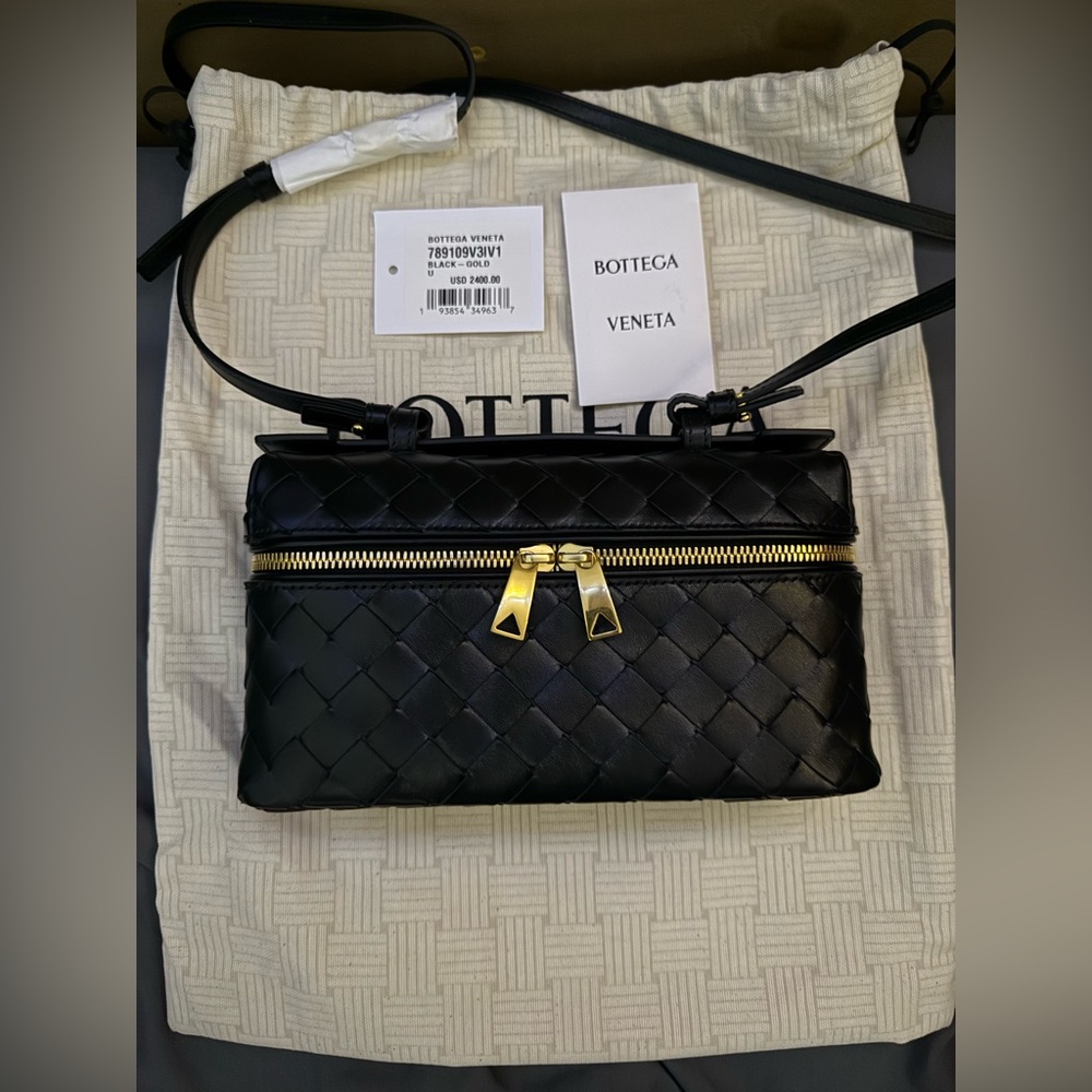 ❗️Sold Bottega Veneta
Intrecciato Leather Convertible
Vanity Case - Picture 1 of 8